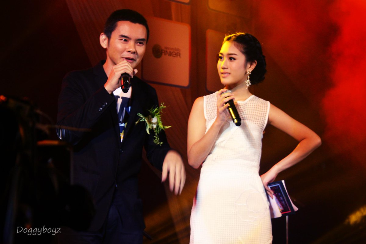 Writenoonz's tweet photo. ภาพนี้รู้สึกเขมิแมนกว่าพี่ย้ง 555 แซวๆ ตั้งใจสอบนะยูววววว #hormonespromnight @kemisarabelle ♥ http://t.co/KiPmtm7BqV