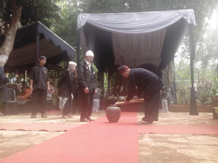 edasind's tweet photo. Mencampurkan air dari 9 mata air untuk pencucian pusaka Talagamanggung @InfoJabarID @infoMJLK @aboerchakra @undpw http://t.co/dhdx5XKFge