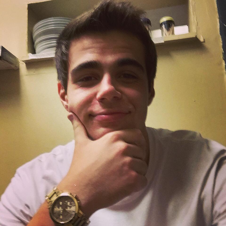 emir_alisah's tweet photo. #SelfieSunday for yo asses #BoredAfAtWork http://t.co/0f9Z0kenl2