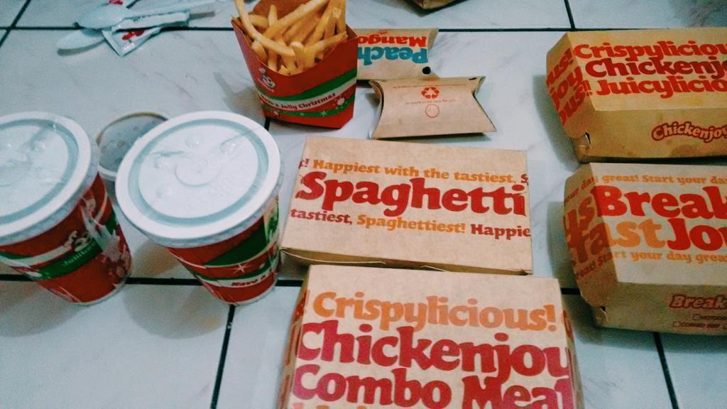 yaaannalurvs's tweet photo. Jollibee for lunch yiippiieee. #onlyfortwo @camillevallejos http://t.co/52tcoZtrcc