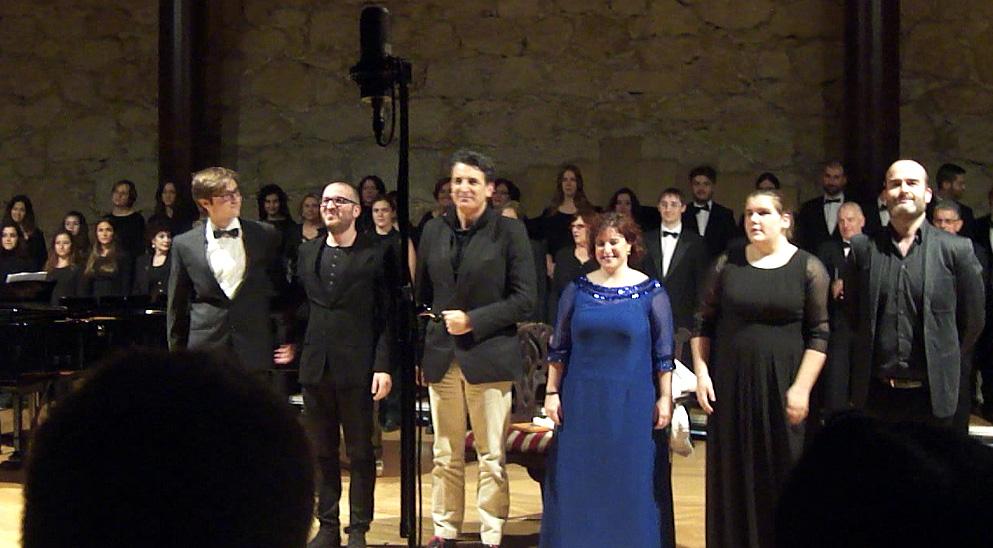 CarreraAmerica's tweet photo. Gran noche para La Carrera en una ciudad musical: Oviedo. @polifonicaovi @OviedoToday @pablosiana @DianaDiaz_music http://t.co/NXbHHbYJ3y