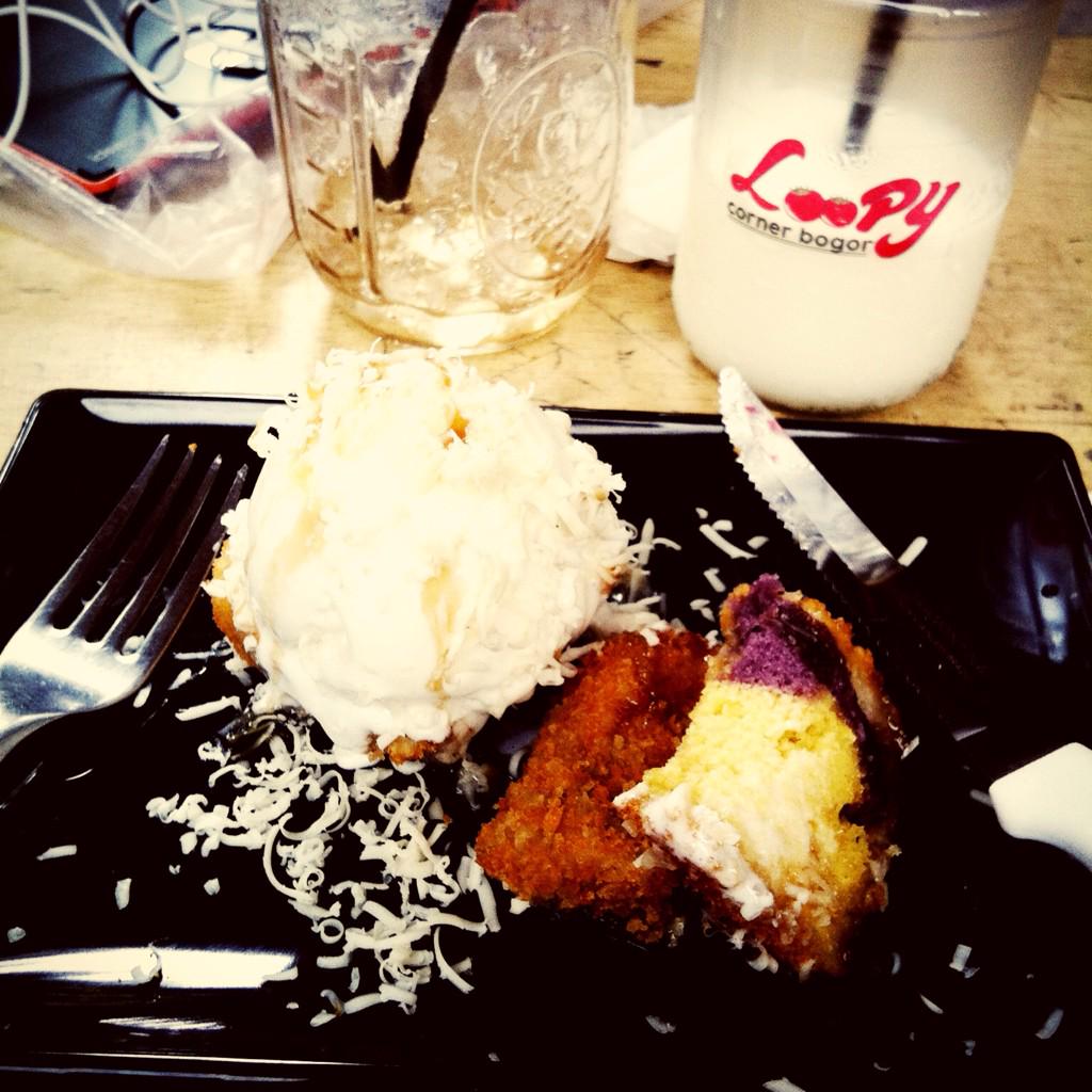 novahani's tweet photo. lapis bogor goreng with ice cream @LoopyCorner with @RONALDWILS0N http://t.co/680hdKlOyE