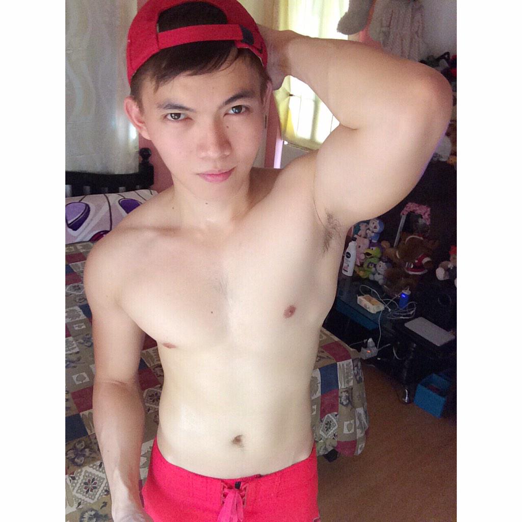 kingpee2014's tweet photo. Don't stare at me babe! http://t.co/RH63vzGwN4