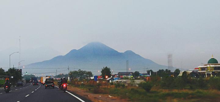 diahratnaaa's tweet photo. Mengejar matahari! Eh salah, mengejar gunuuuung.. http://t.co/jB1kvLRThB