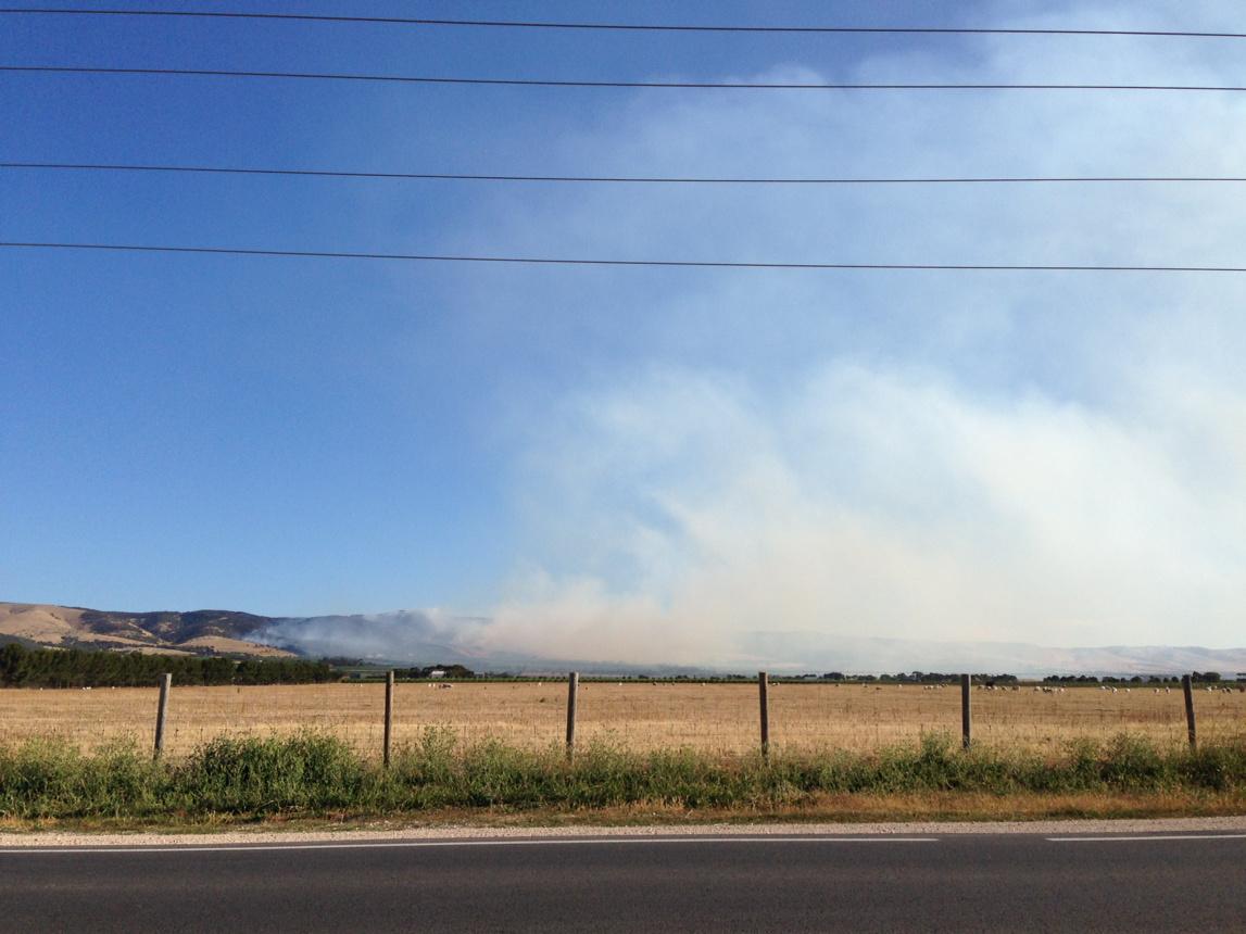 FleurieuLiving's tweet photo. Bushfires at Sellicks Hill. http://t.co/sl53zuulH8