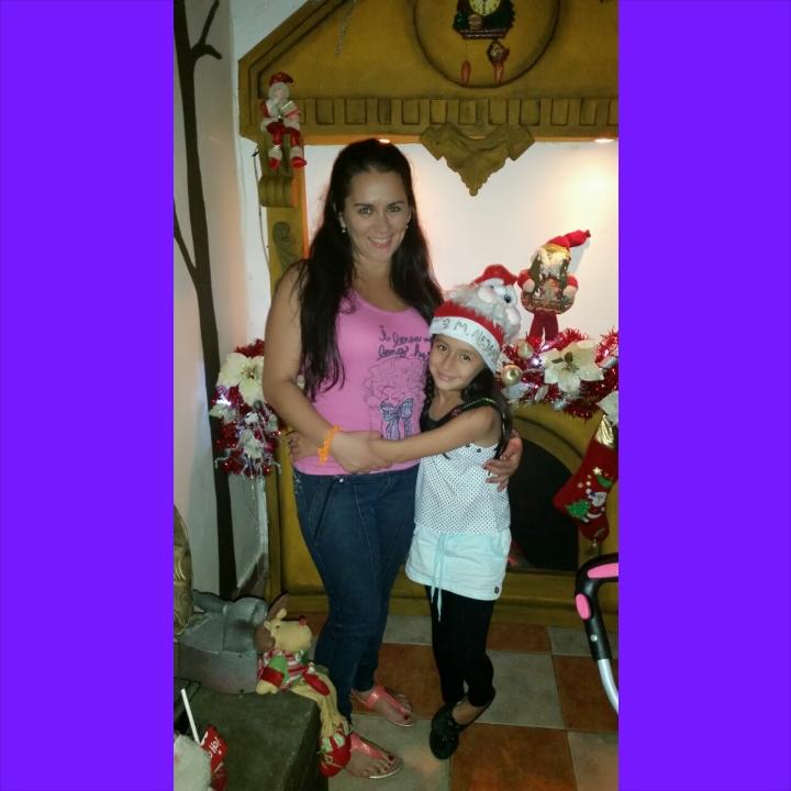 jenjual's tweet photo. Con las hermosas ...feliz....y mi dormilona.. http://t.co/4ffJtf9WYR
