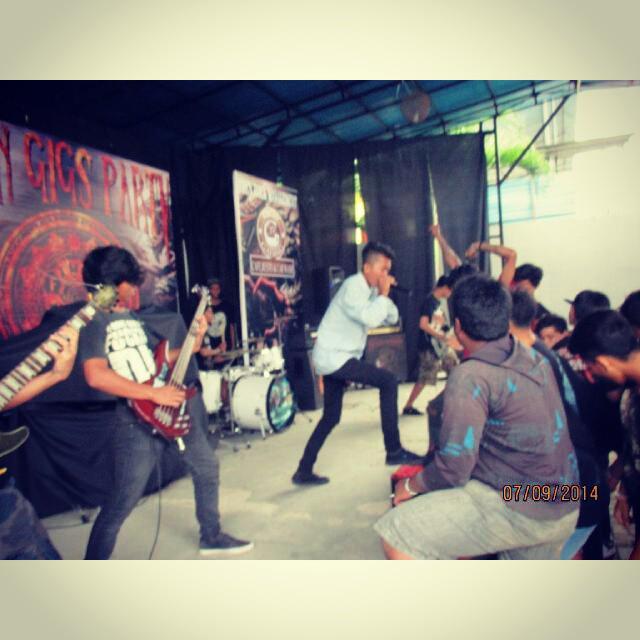 Colcolcolis's tweet photo. Pertama kali manggung =D http://t.co/dOrNz9vX99