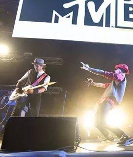 MaddyFreestyle's tweet photo. Che spettacolo zio, Rap'n'Roll! @jaxofficial @E_Silvestrin #motorshow #concerto http://t.co/zCty7DQn8c