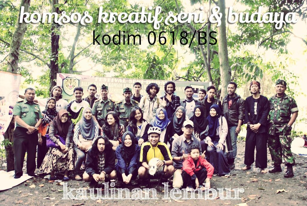 buleut's tweet photo. Di akhir acara kaulinan lembur kemarin kita foto bareng beberapa anggota @kodim0618bs dan kakak @PensilKertas :)) http://t.co/dacQMtiEEl