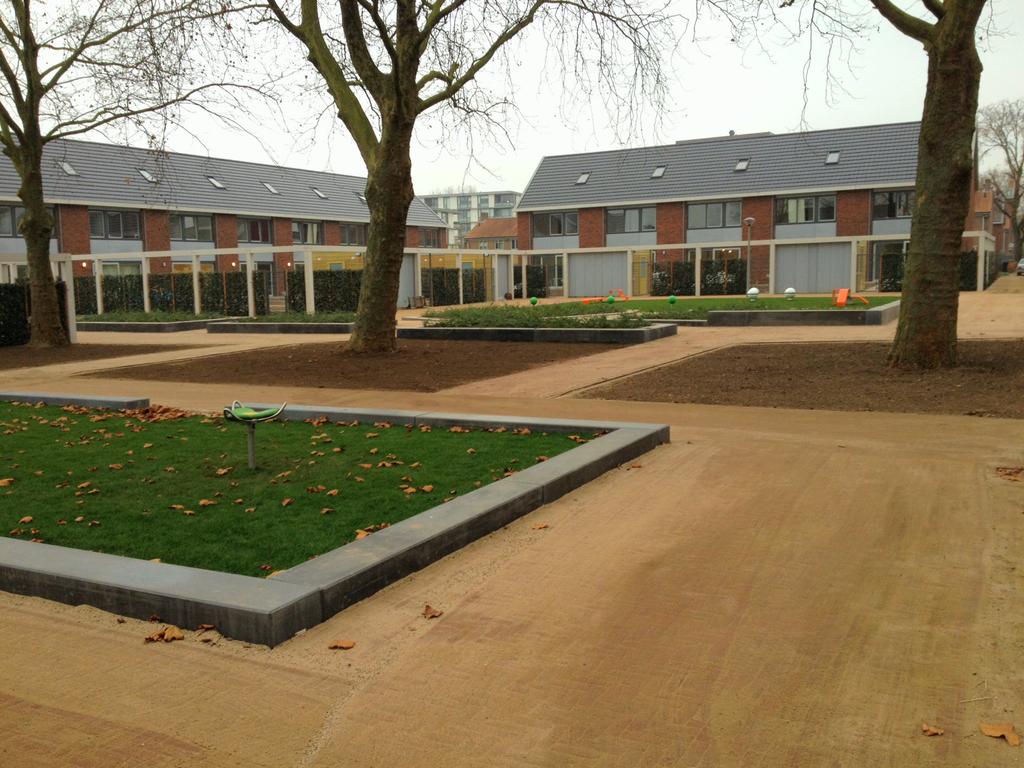 EgenbergerM's tweet photo. Opgeleverd in #Presikhaaf #Arnhem, 26 woningen en Speeltuin voor #Vivare http://t.co/crWBQIC7sD