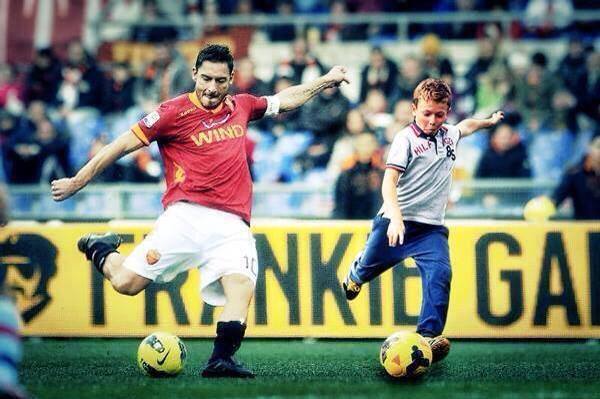 FootballFunnys's tweet photo. Francesco Totti’s son Cristian (9 year old) captains Roma’s kids in his 1st derby vs Lazio &amp; scores. http://t.co/L6ctKFG3Gq