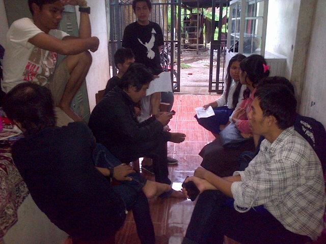 Latihan menyanyi persiapan vokal grup untuk natal PMKO.