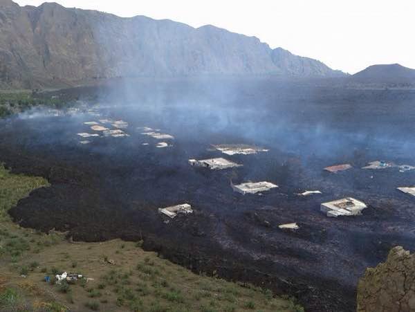 Extreme close up of the Fogo volcano eruption, status update B4UocOrCMAEjqXD