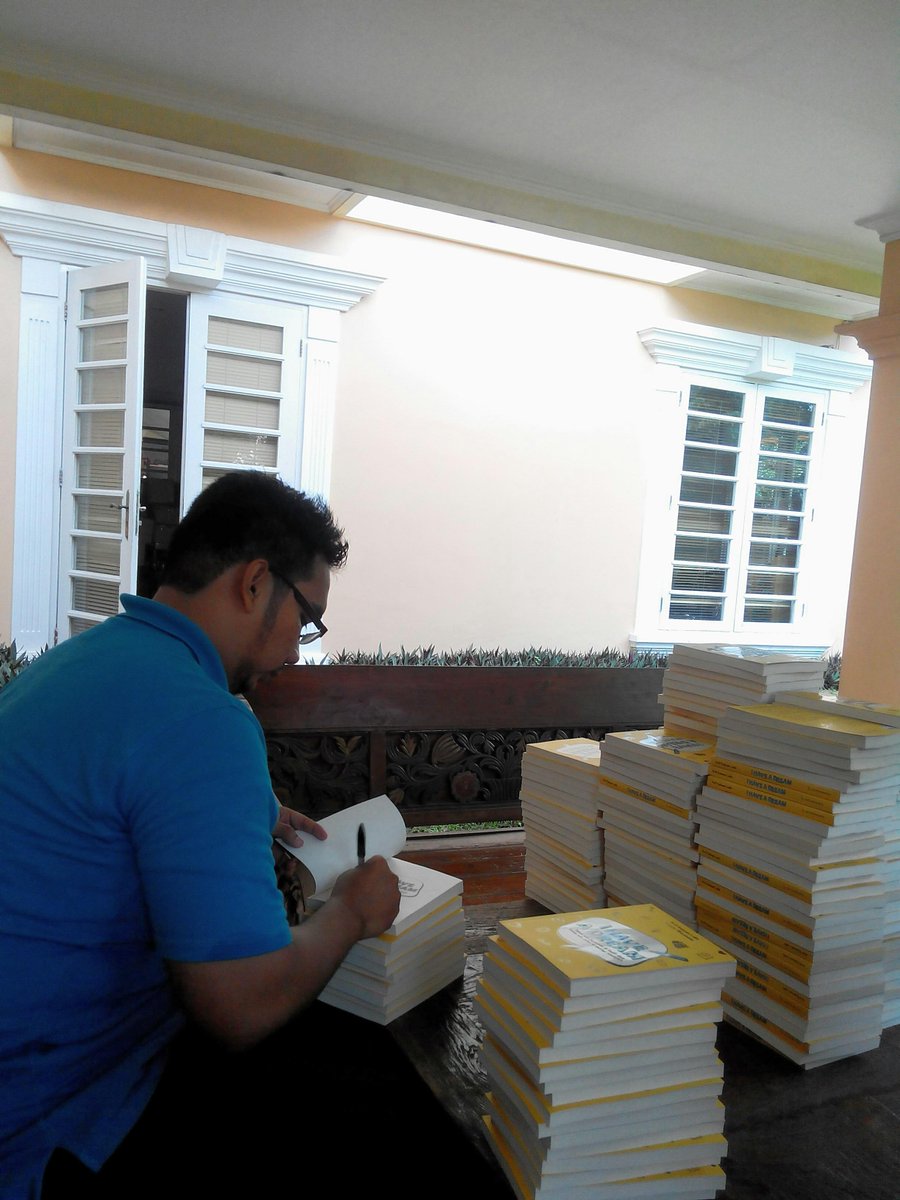 Mas <a href="/arifrahmanlubis/">Arif Rahman Lubis</a>, penulis buku #IHaveADream lg menandatangani buku nih. Siapa mau #Qultumates? cc <a href="/DoaIndah/">DoaIndah</a>