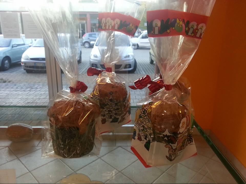 Zero_Glu's tweet photo. I nostri #dolci! #tortaconbasedipandispagna #muffin #panettoncini #bomboloni http://t.co/LCM9YVO0Jk