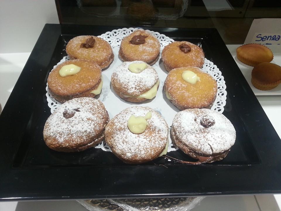 Zero_Glu's tweet photo. I nostri #dolci! #tortaconbasedipandispagna #muffin #panettoncini #bomboloni http://t.co/LCM9YVO0Jk