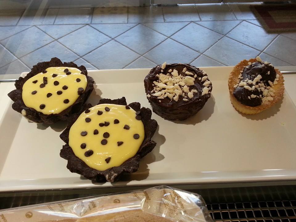 Zero_Glu's tweet photo. I nostri #dolci! #crostatine #tiramisù #sognidipastafrolla #cupcake http://t.co/UEaJcDmjuM
