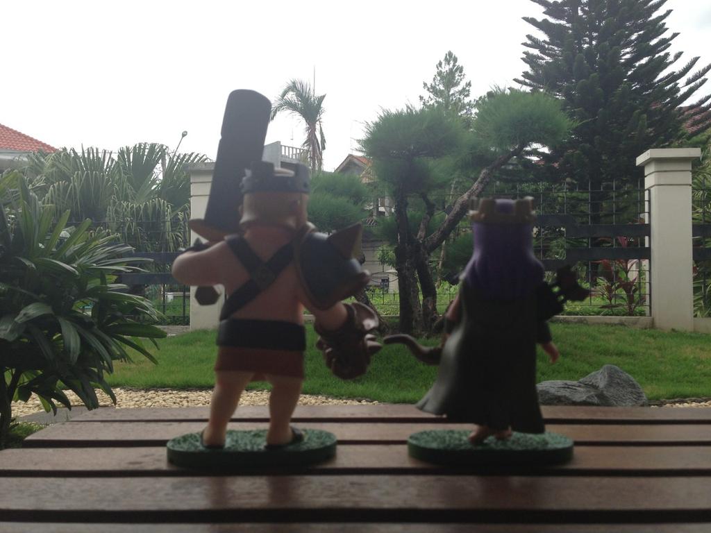 abbaygfa13's tweet photo. For sale action figure barking tinggi 17.5cm berat 0.5kg dan ArcQueen tinggi 16cm berat 0.5kg
Minat Dm #ClashOfClans http://t.co/MqU7jXBPE7