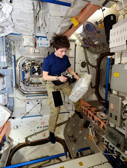 tre_Isabel's tweet photo. Quando lo "SPAZIO" diventa TERRITORIO: estensione del nostro corpo. #SAM2014 @GiaccardiChiara from @AstroSamantha http://t.co/j40Z7r7ZE7