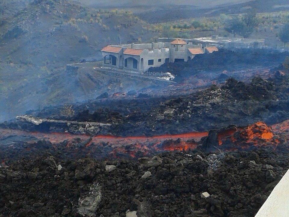 Extreme close up of the Fogo volcano eruption, status update B4UtPR5CcAIBqzR