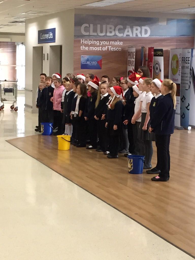 max2bmw's tweet photo. What a great job the children of leverington junior school are doing great singers.....!!!! http://t.co/o7ip3cCByH
