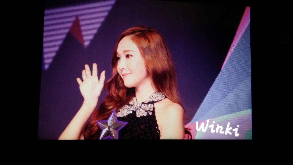 [PIC][07-12-2014]Jessica khởi hành đi Hồng Kông để tham dự "Yahoo Asia Buzz Award 2014" vào sáng nay B4V-m-SCUAAgF5o