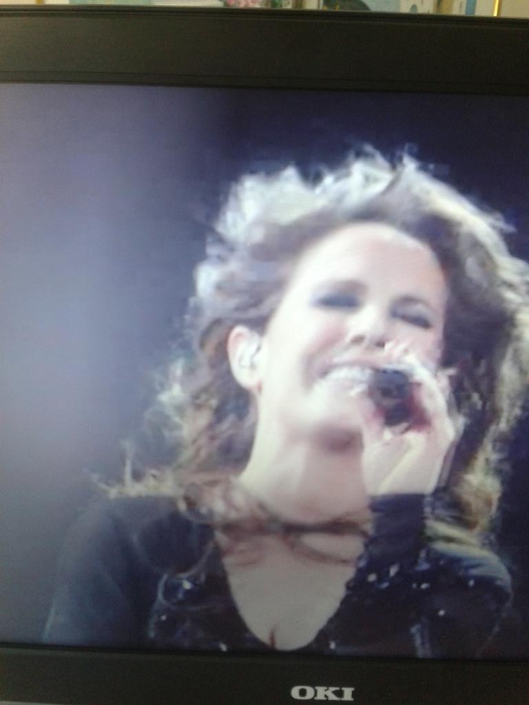 Noveladesaztdmi's tweet photo. Ha estado poco guapa y tal hoy la jefa,que preciosa es y que buena mañana! #DivinityLovesMalu Buenas tardes la amo.♥ http://t.co/htw1TL1avh"