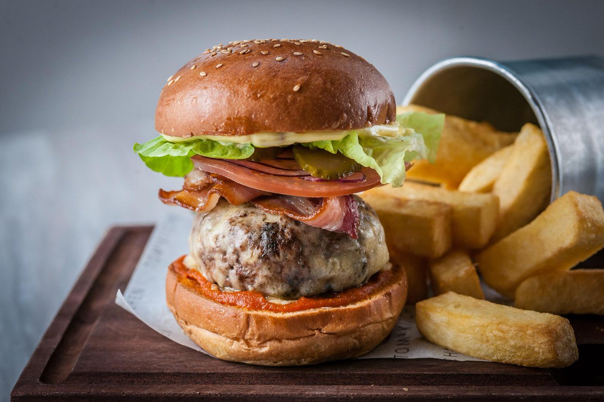 musettebytoma's tweet photo. The ultimate burger with smoked Applewood, bacon, gherkins, aioli,
onion relish & triple cooked chips! #TKclassics http://t.co/7U0EFKqYb6