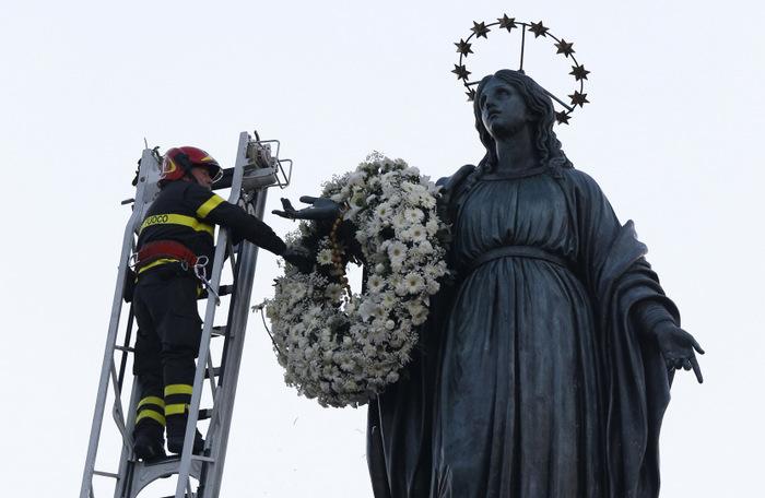 CatholicNewsSvc's tweet photo. PHOTO GALLERY: Rome celebrates Mary on feast of Immaculate Conception http://t.co/YXdhejLSQp (CNS/Paul Haring) http://t.co/cPqBXaQUOz
