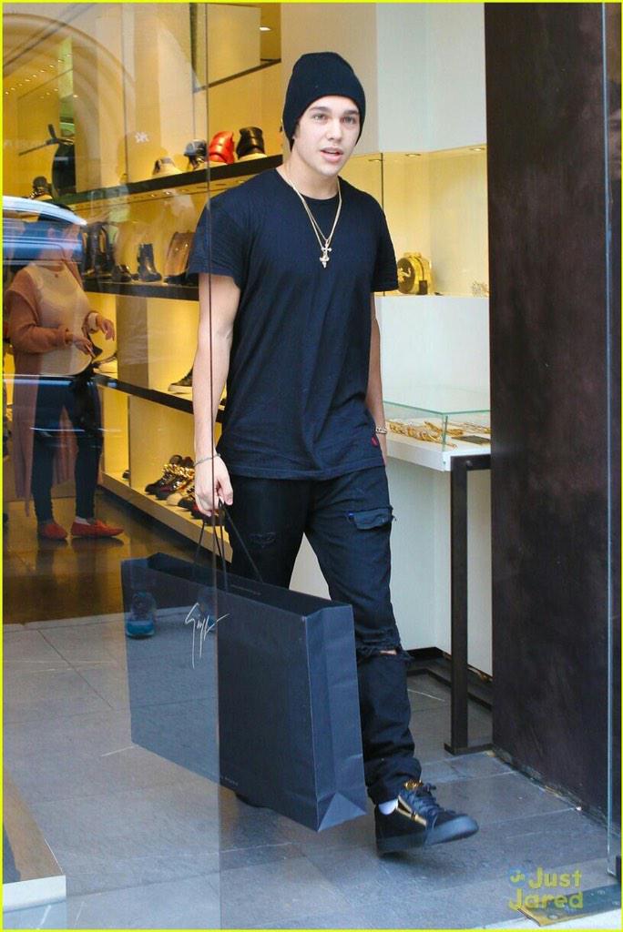 AustinMahoneJPN's tweet photo. #写真
Beverly Hillsでお買いものです✨
※病院に行った後だったみたいなので腕に何かをつけてます。 http://t.co/o8jSqN1iqS
