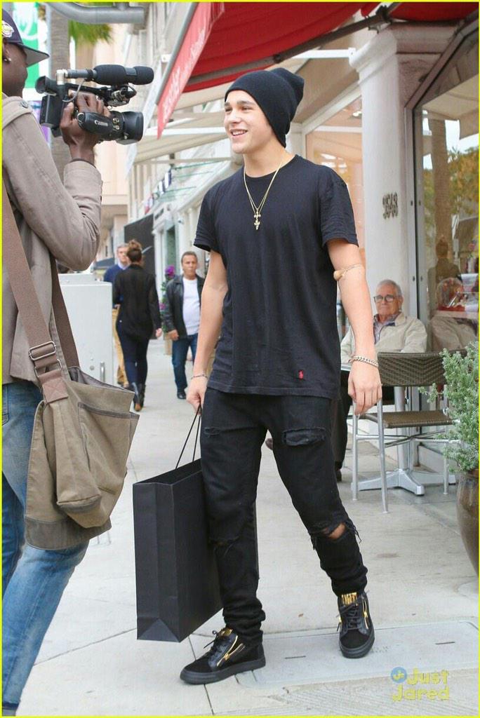 AustinMahoneJPN's tweet photo. #写真
Beverly Hillsでお買いものです✨
※病院に行った後だったみたいなので腕に何かをつけてます。 http://t.co/o8jSqN1iqS