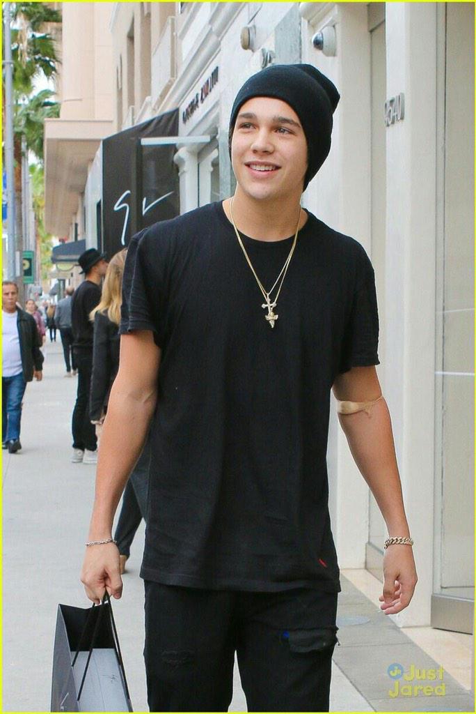 AustinMahoneJPN's tweet photo. #写真
Beverly Hillsでお買いものです✨
※病院に行った後だったみたいなので腕に何かをつけてます。 http://t.co/o8jSqN1iqS