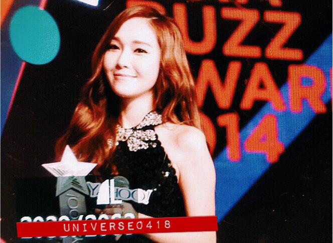 [PIC][07-12-2014]Jessica khởi hành đi Hồng Kông để tham dự "Yahoo Asia Buzz Award 2014" vào sáng nay B4V9aNdCUAEle03