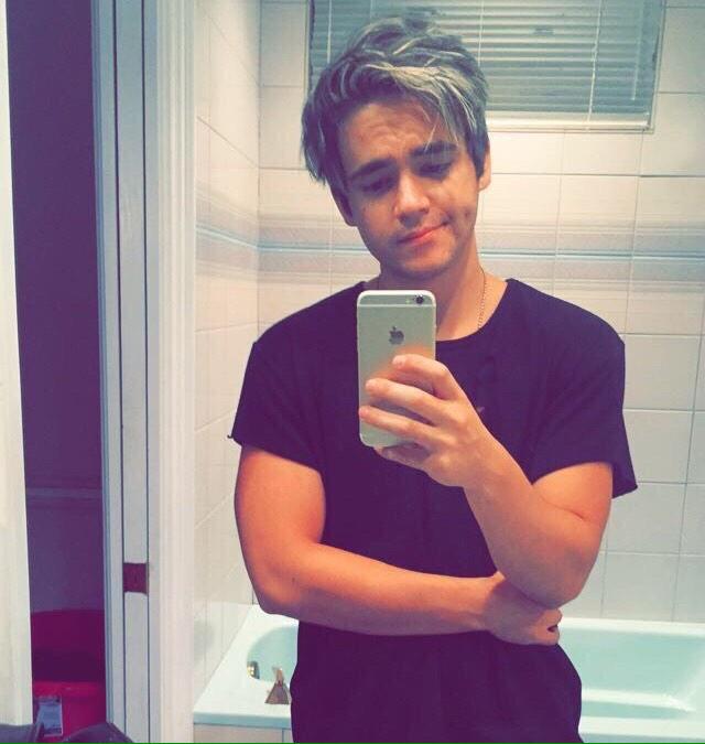 AustinMahoneJPN's tweet photo. ファン『もし髪の毛染めるなら何色にしたいの？』
Austin『ブロンドにはしないよ 😂 @alexconstancio 』
と答えました笑最近Alexが髪の毛をブロンドにしたことを受けてですかね。。😂😂 http://t.co/zunnofOt8L