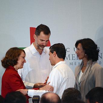 bancosantander's tweet photo. Ana Botín presenta la Carta Universia Río 2014 en XXIV Cumbre Iberoamericana Jefes de Estado http://t.co/uITWHCSNBe http://t.co/krSqmNC0q9