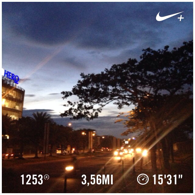 Sashakey's tweet photo. Sore menjelang I just ran 3,56 mi with Nike+. http://t.co/cS4QPzB0SK #nikeplus http://t.co/tYPTOznWna