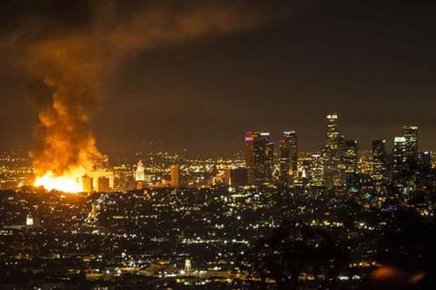 standardnews's tweet photo. Huge fire at apartment block dominates Los Angeles city skyline http://t.co/RJH7g36CDU http://t.co/tJ1CPNSq0X