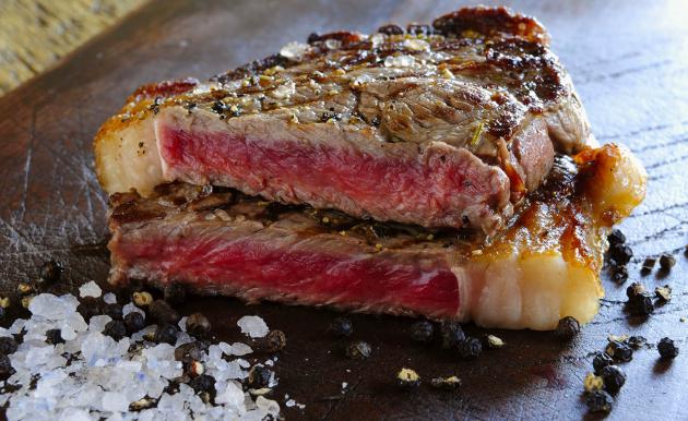 Imprescindible para los fans de la #carne: claves y trucos para cocinar un buen #chuletón ow.ly/FwK2U