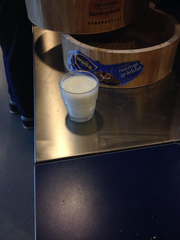 Rosenmat's tweet photo. Ensamt mjölkglas söker ägare http://t.co/QxBcAN609C