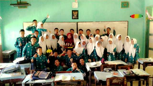 XI_IPA1man2's tweet photo. Semangat belajar guys, esk akidah akhlaq wan kimia.. http://t.co/fIUgBLX3oW