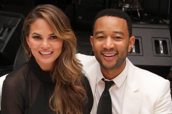NancyWonderful's tweet photo. NICE GOING GUYS .. @JohnLegend &amp; #ChrissyTeigen hire food trucks 2 feed protestors n #NYC http://t.co/UCaMVvtWNB  http://t.co/UMa5778OpL