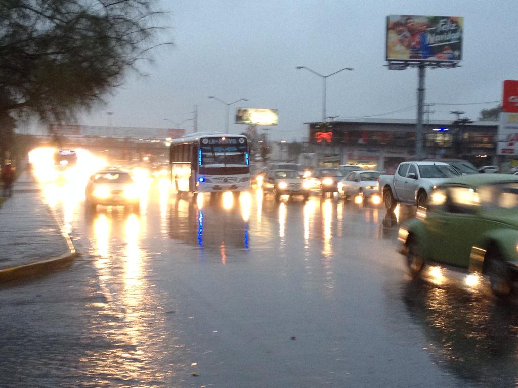 anaaleguerra's tweet photo. “@Torres_Info7: Tráfico intenso en Eloy Cavazos y Pablo Livas. Sin accidentes, hasta el momento. #precaución http://t.co/4meLCKwI0b”