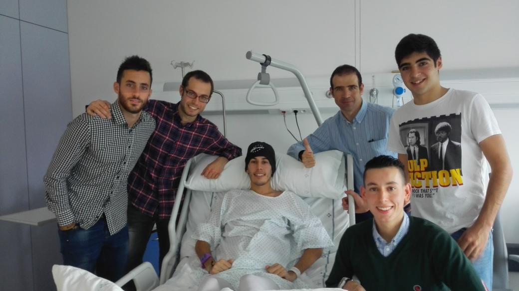 antoalix's tweet photo. En hospital Oviedo con Lucas Ojanguren y @Alex_Menen @menendez_pelayo @Juanojanguren @josealix97 #aganarestepartido http://t.co/3s1Z5v6bd8