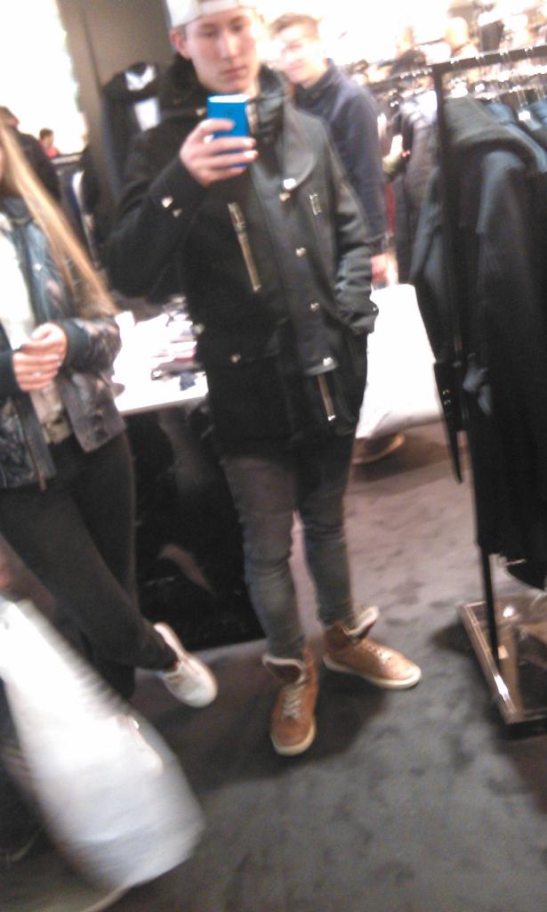 MaxFrb's tweet photo. @deBijenkorf deze jas zag ik in Amsterdam in de bijenkorf, welk merk is het? Ben het namelijk vergeten http://t.co/EpJAPmISQA