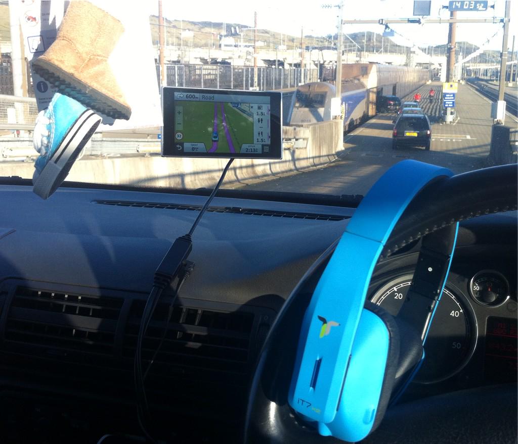 EmSkiCross's tweet photo. #backontheroad with the best travel companions... @GarminUK & @iT7Audio ! #notgettinglost #gettheaudiobooksrolling http://t.co/SKF1HJJ17C