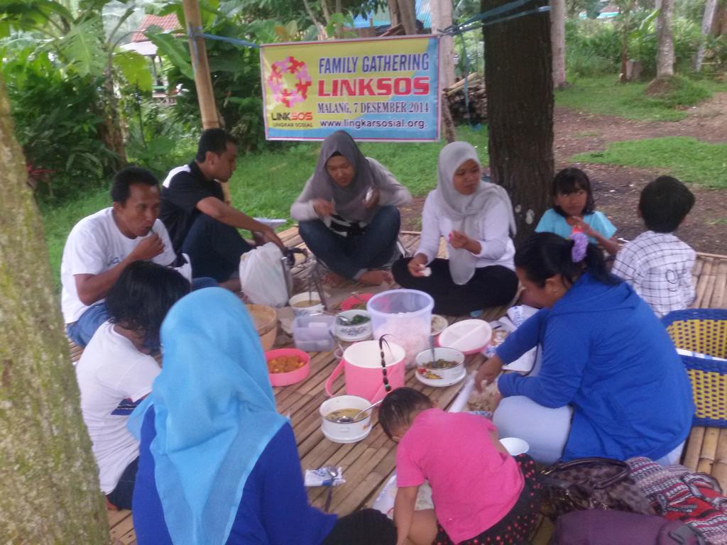 SahabatKusta's tweet photo. keluarga besar linksoa
http://t.co/edivM37pQT http://t.co/NlFsdj2s0q