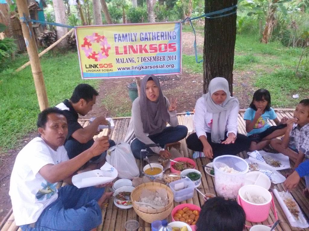 SahabatKusta's tweet photo. keluarga besar linksoa
http://t.co/edivM37pQT http://t.co/NlFsdj2s0q
