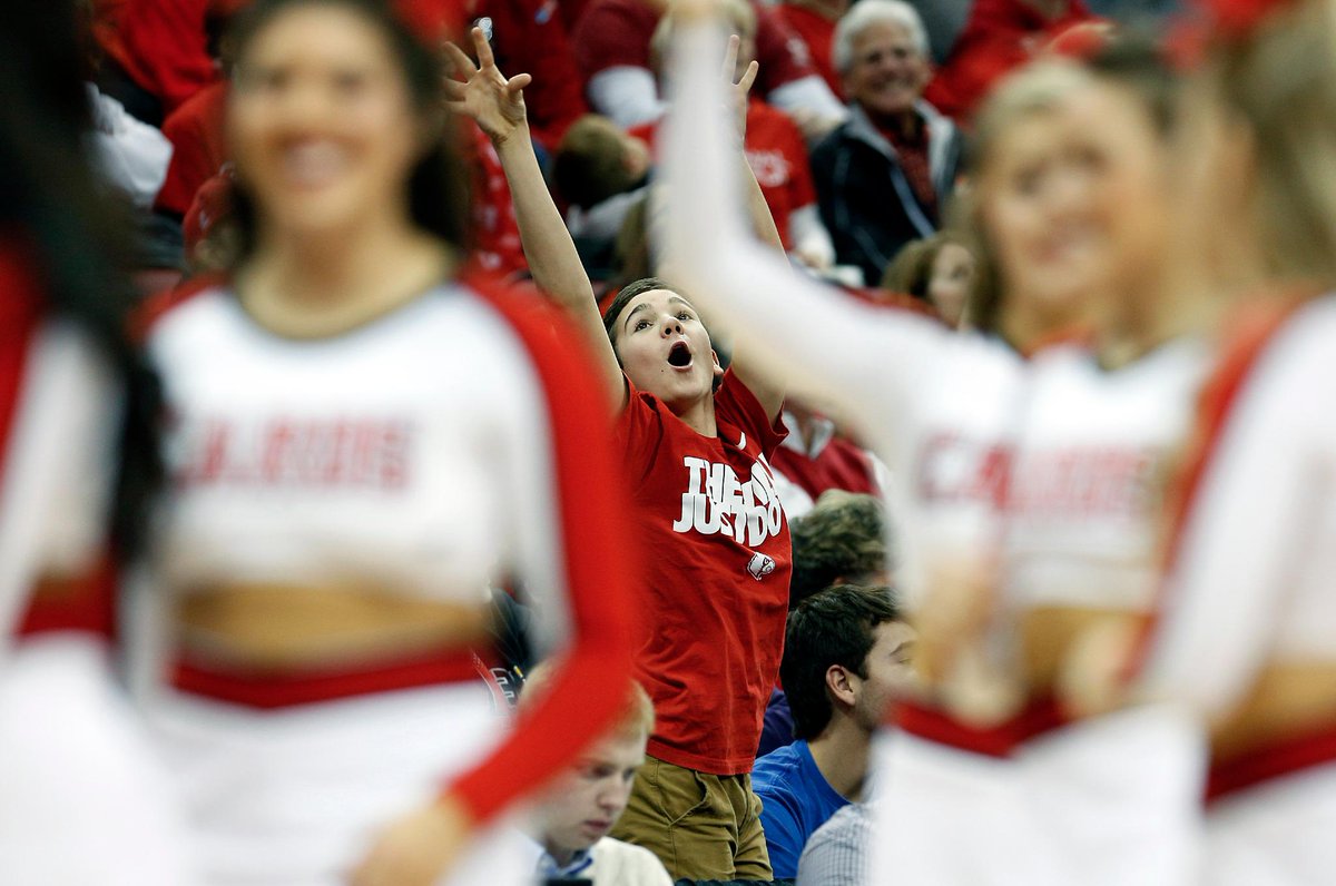 Utterback13's tweet photo. Sometimes you just gotta let your inner cheerleader run wild. @UofLWBB still in top 10. #L1C4 #CardsNation #GoGards http://t.co/UoTheb0ofM