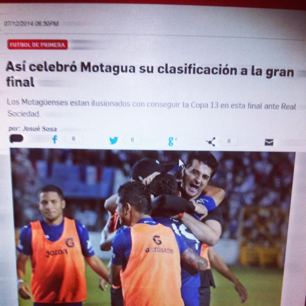 _Josue_Sosa's tweet photo. Pero aún más me gusta hacer estas notas en mi trabajo! #Motagua #SangreAzul #Copa13 @LOKOXMOTAGUA @MoisesGodoyFCB http://t.co/D3ZG6JngkO