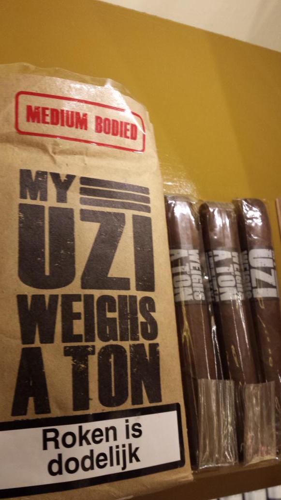 Gespot bij wilmer's sigarenmagazijn  in delft my uzi weighs a ton by drew estate!